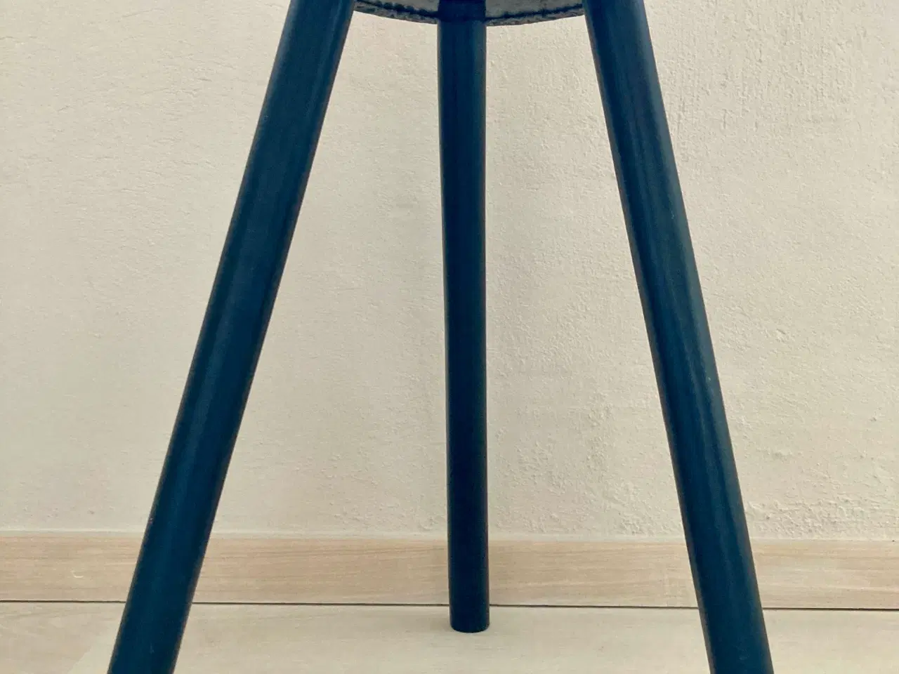 Billede 2 - Vintage taburet træ med Messingbeslået læder