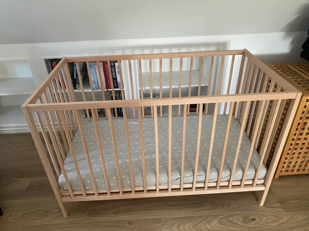 Billede 3 - Tremmeseng - med gratis rejseseng