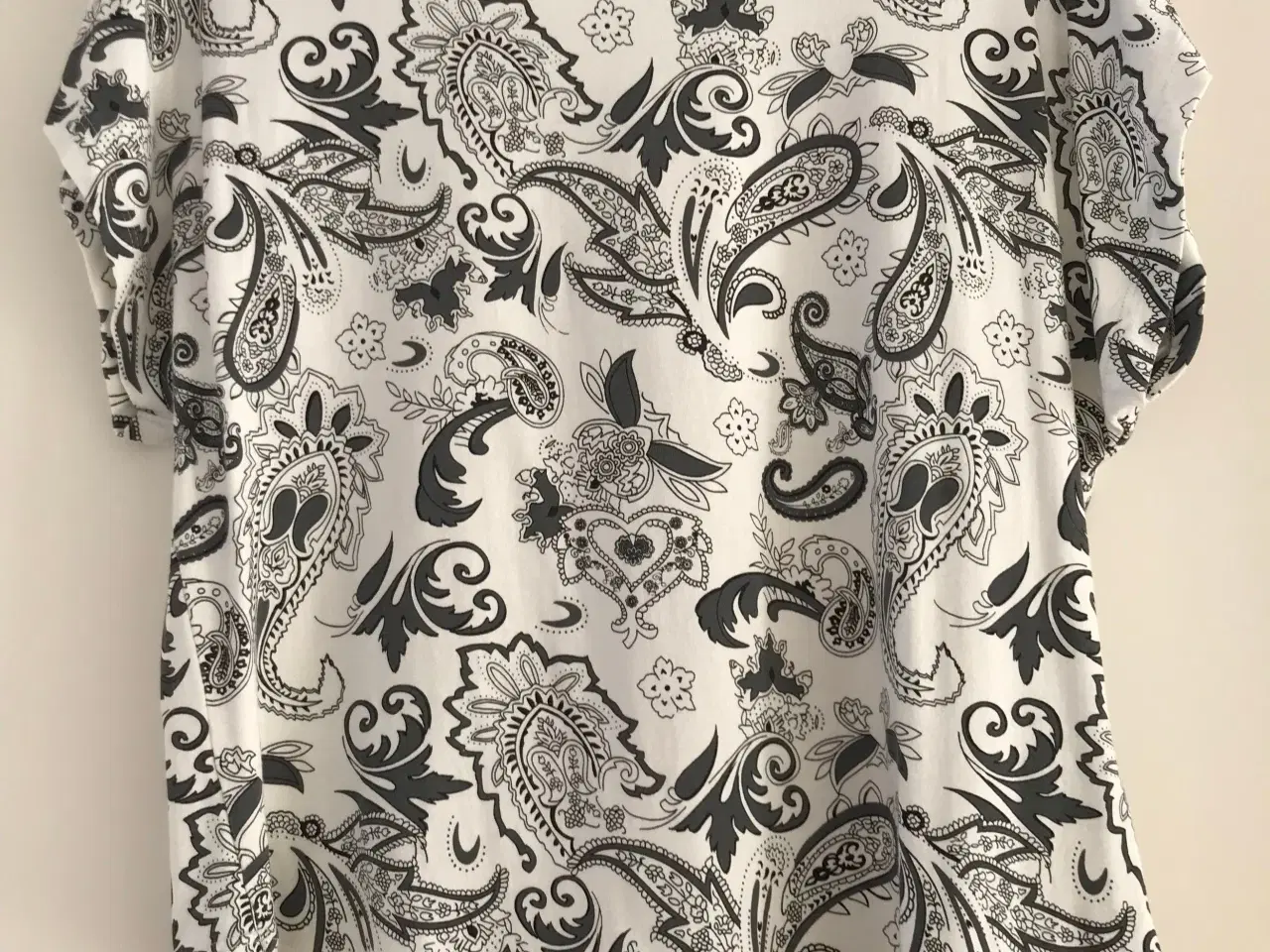 Billede 1 - Flot kortærmet bluse sjalsmønstret grå/hvid 