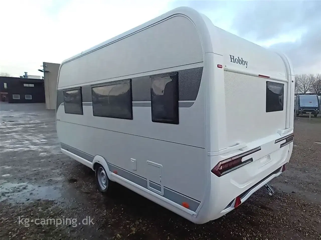 Billede 3 - 2025 - Hobby De Luxe 460 SFf   Populær rejsevogn med fritstående dobbeltseng. Kan opvejes til 1.500 KG.