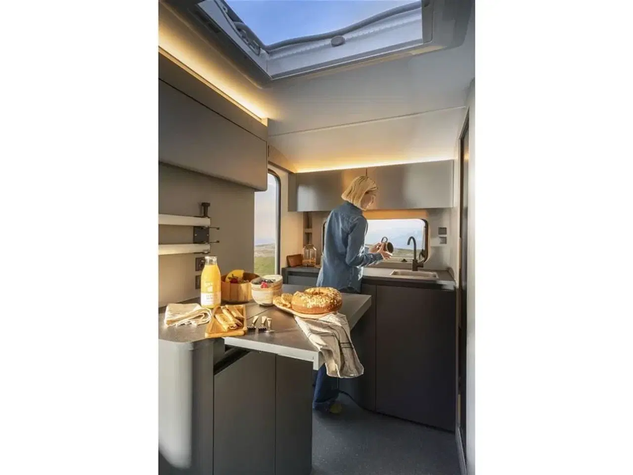 Billede 7 - 2026 - Adria Action 391 LH Sport   NY udgave!  Enkeltsenge m/sidehængt bord, 1500 kg. aksel, endekøkken, panorama-vindue, Combi 4E fyr (m/ el-patron), stor køle/ frys