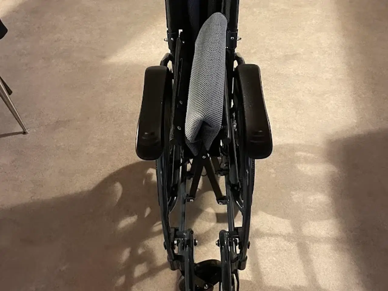 Billede 3 - Kørestol til brug in dørs
