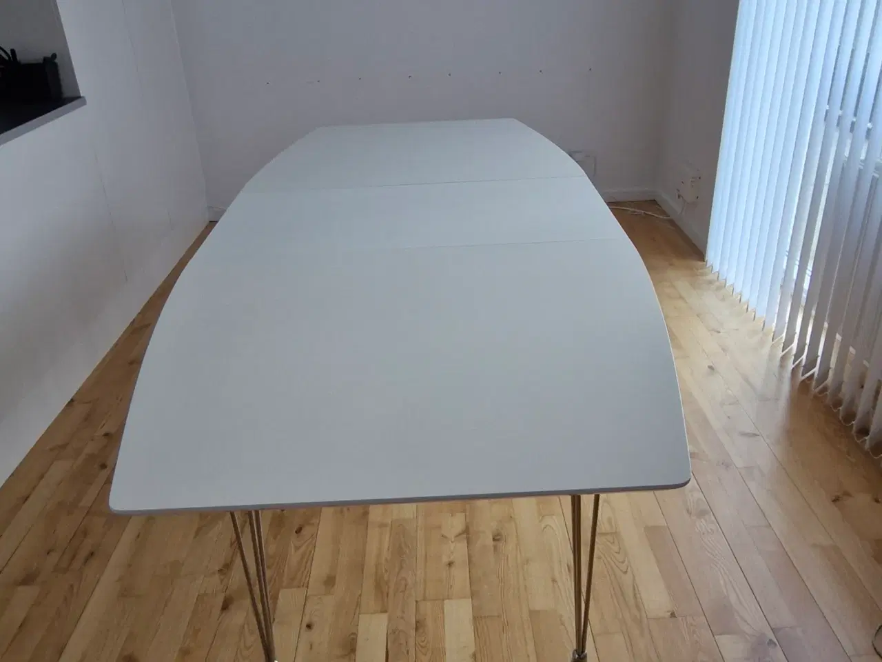Billede 1 - Hvidt spisebord med stålben og 2 tillægsplader 