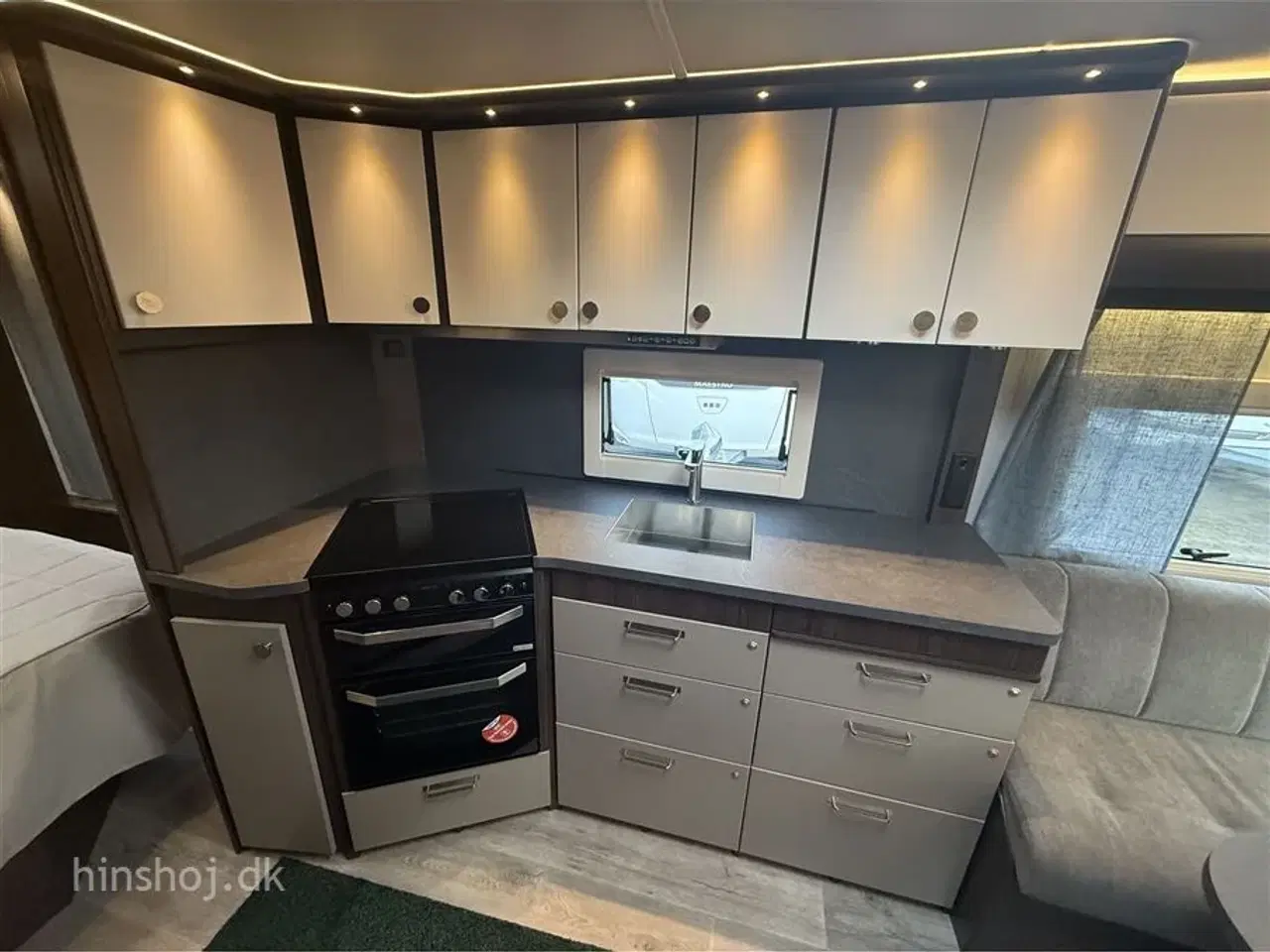 Billede 14 - 2026 - Polar BQDA 650 Black Edition    Polar vintervogn med en dejlig fritstående dobbeltseng fra Hinshøj Caravan