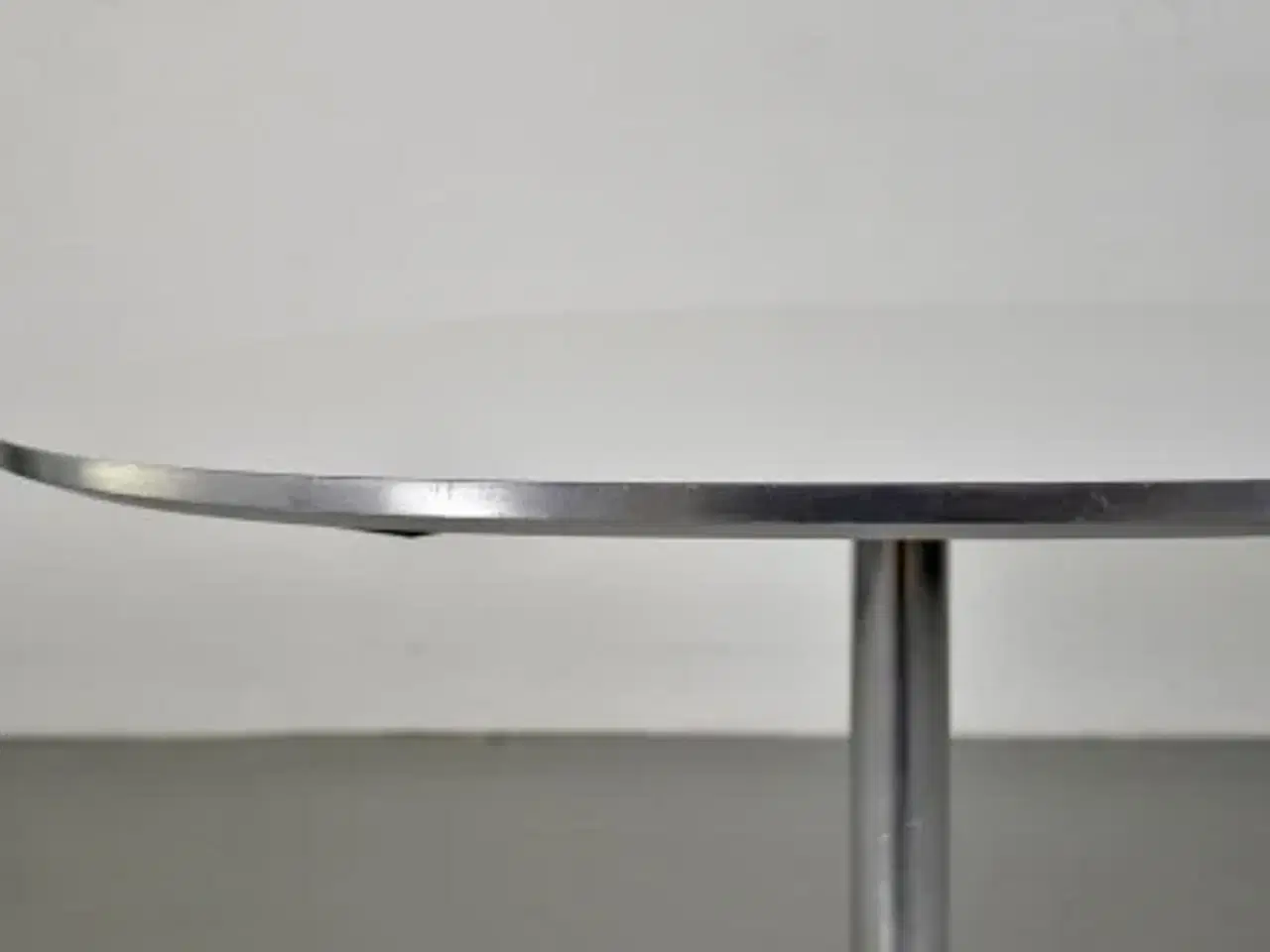 Billede 4 - Fritz hansen cafébord i hvid med metal kant