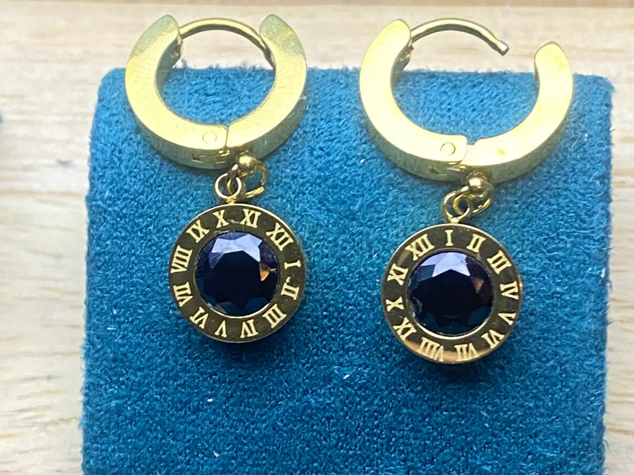 Billede 3 - 18K Guldbelagt Halskæde og Øreringe med Romertal