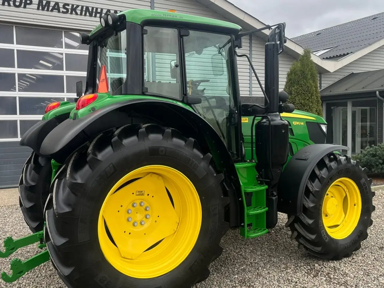 Billede 14 - John Deere 6130M med Auto Quard gearkasse og med krybe gear. I for er der frontlift og 2stk dobbeltvirkende fjernudtag