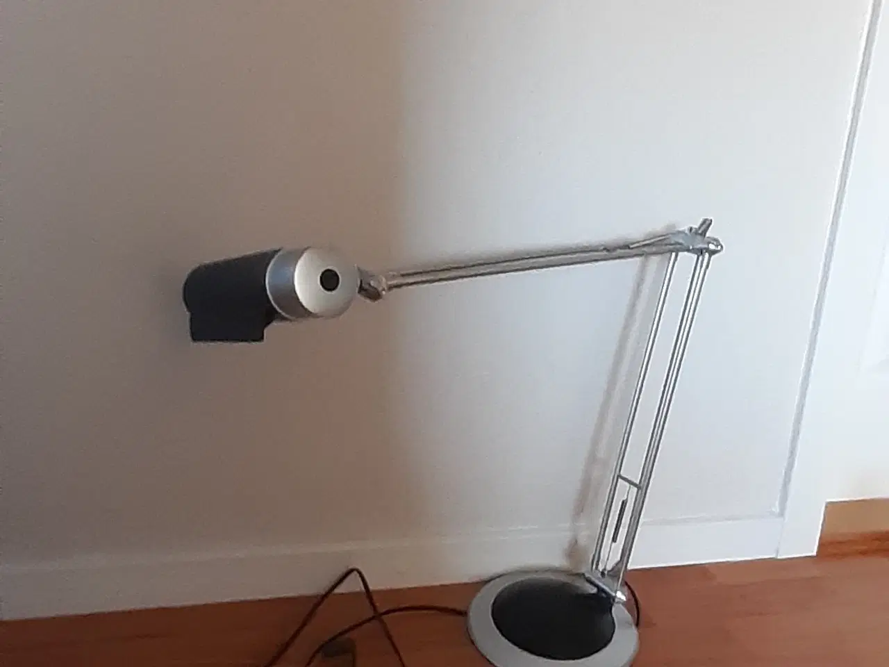 Billede 3 - Justerbar skrivebordlampe - krom m sort skærm