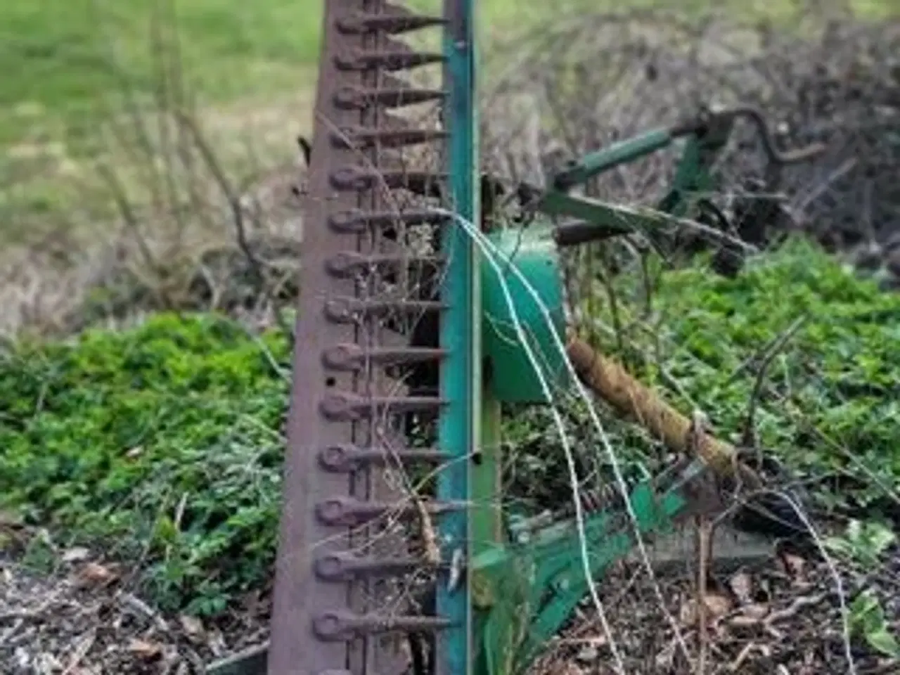 Billede 3 - Gammel rød traktor med lidt redskaber