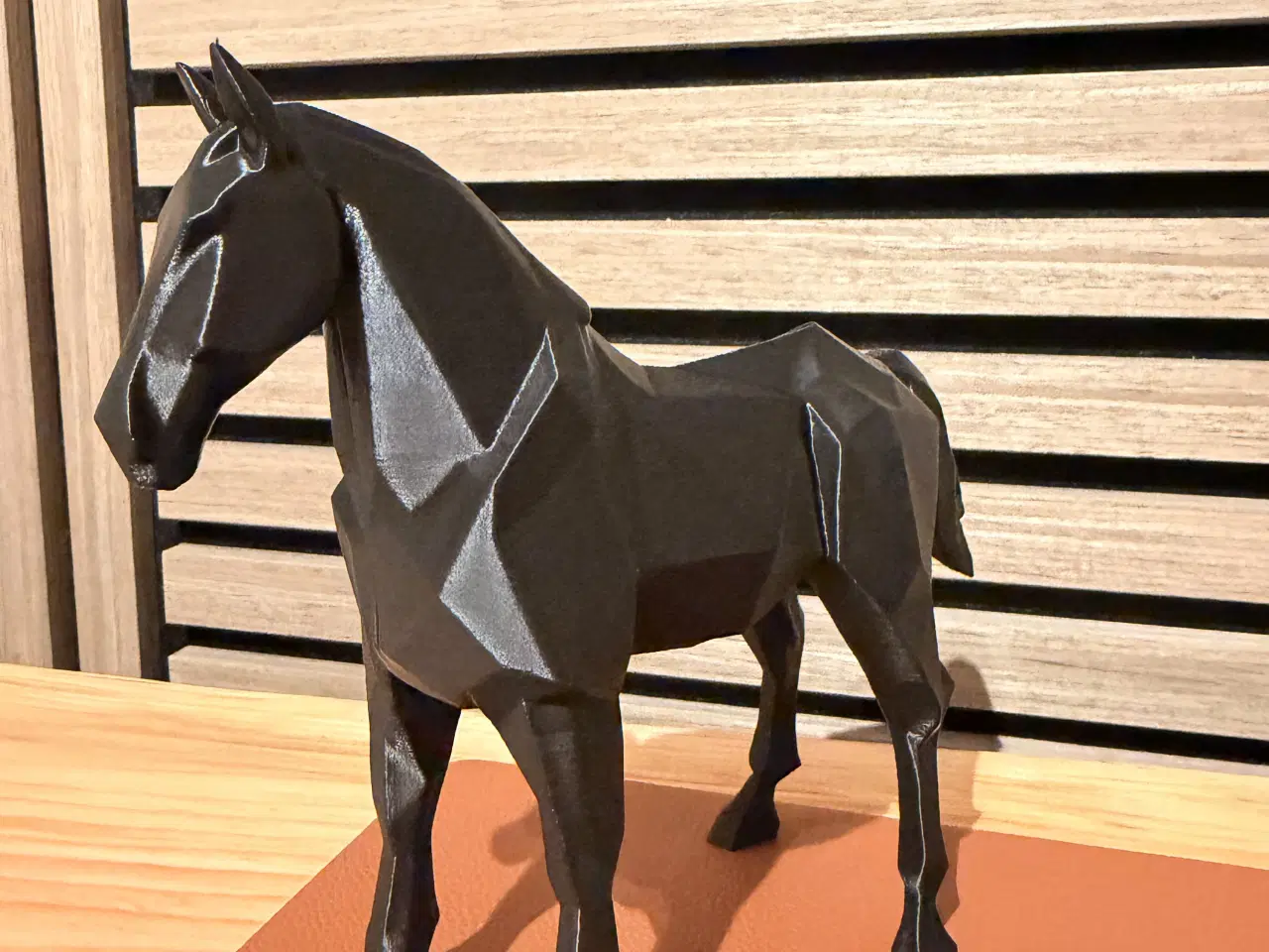 Billede 2 - Hest figur sort geometrisk dekoration