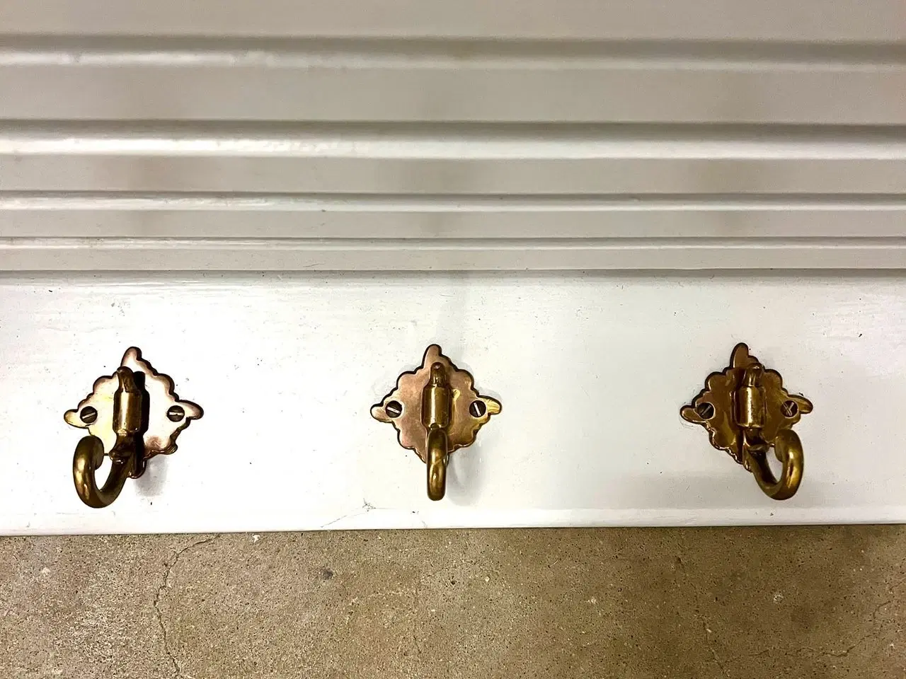 Billede 3 - Hattehylde med guldlook-kroge. Hylden er 88 cm bre