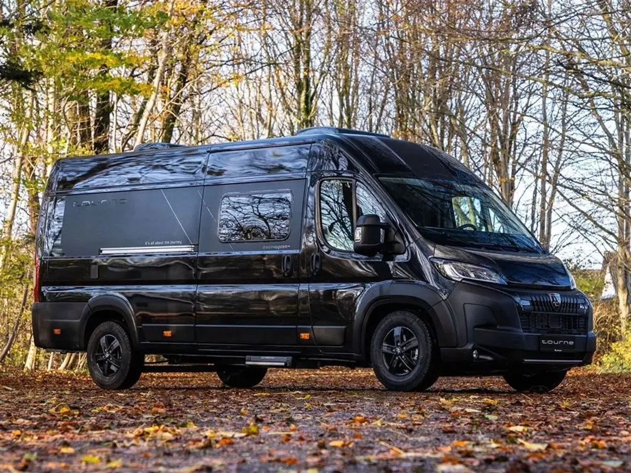 Billede 1 - 2026 - Tourne 6.4 Cruise aut. gear - Black   Den originale Tourne med langsgående senge