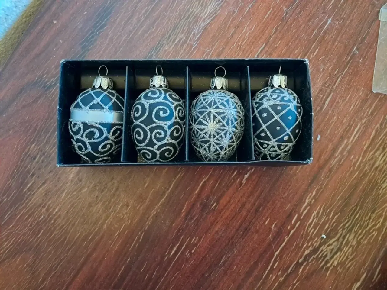 Billede 1 - Sæt med 4 ægformede julekugler