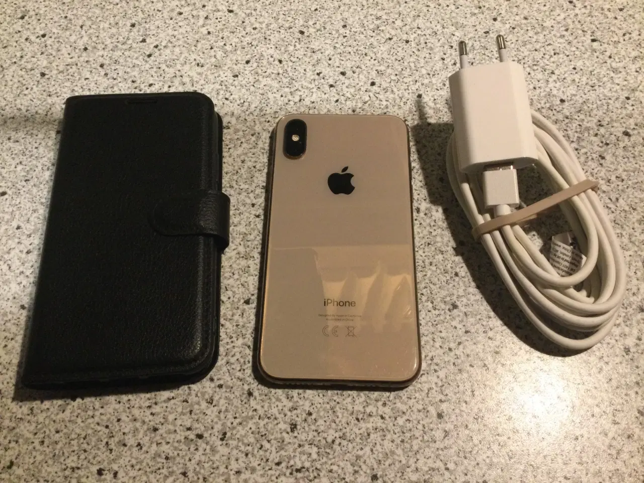 Billede 2 - Iphone xs- med cover + panserglas + lader