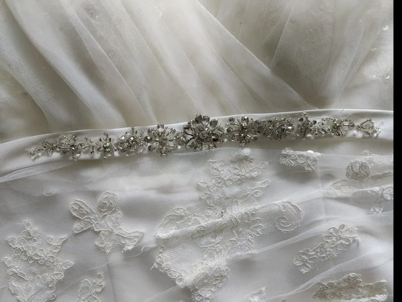Billede 4 - Brudekjole med blonder og slæb.