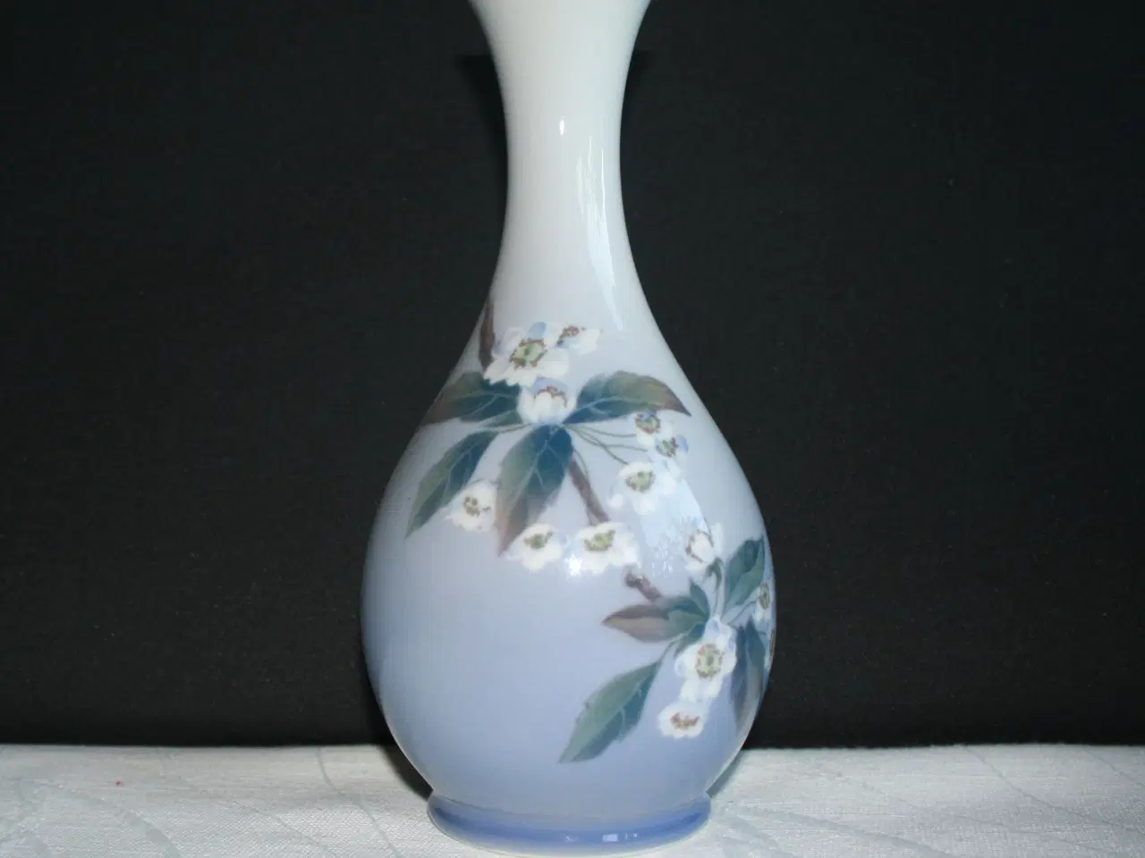 Billede 1 - Vase med æblekvist fra Royal Copenhagen