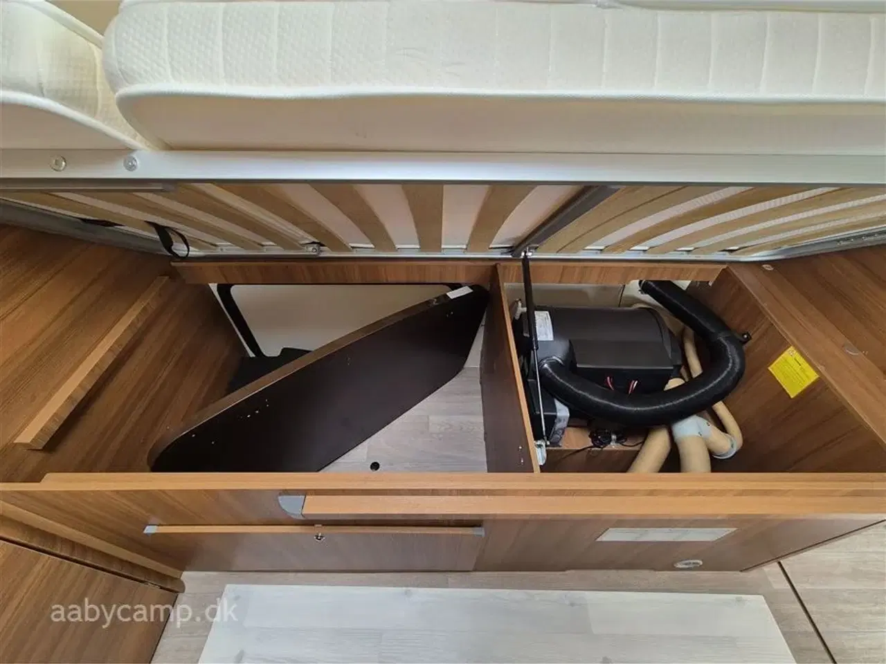 Billede 19 - 2022 - Elnagh Baron 575   Markise. solcelle. lithium batteri. inverter. cykelstativ. undervognsbehandlet. LPG fyldegas. Fuld service. 5 selepladser. Kun 41,000 km.