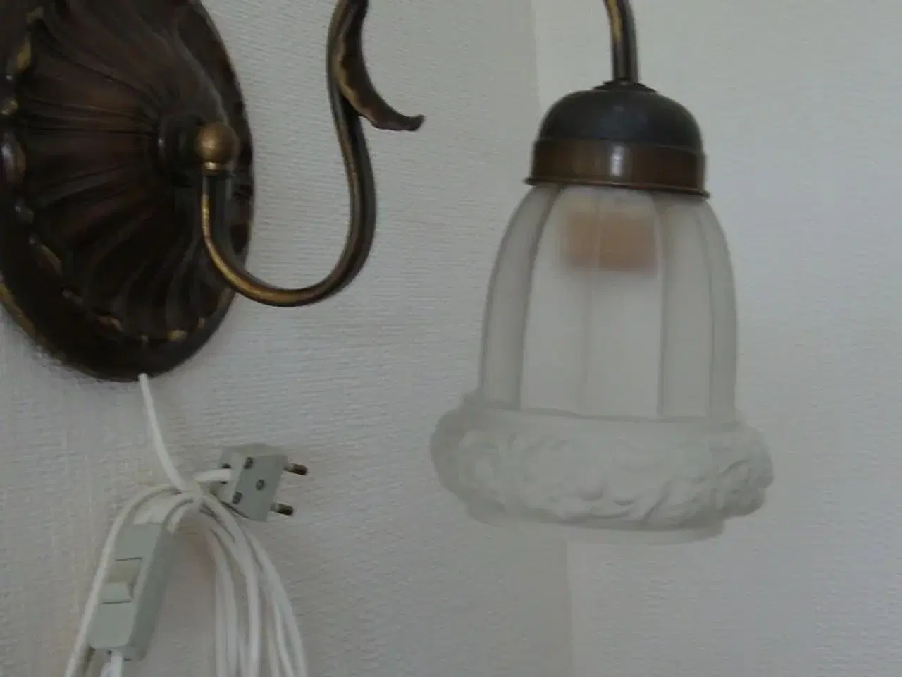 Billede 2 - Gammel væglampe med glasskærm 