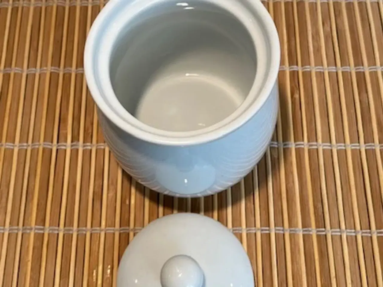 Billede 4 - Flot sæt i robust hvidt porcelæn til morgenbordet