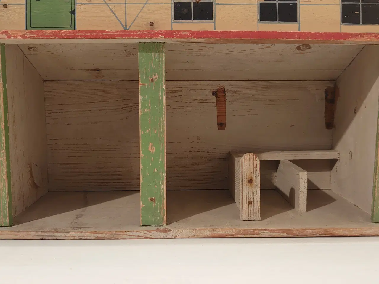 Billede 5 - Fængselslegetøj: 4 trædyr og stor stald. Ca 1933.