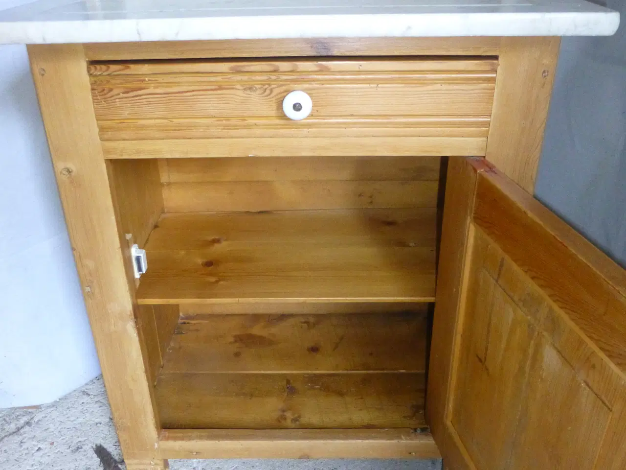 Billede 2 - Servanteskab med marmoropsats