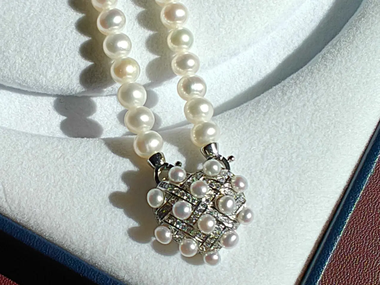 Billede 4 - Perlehalskæde med hjertevedhæng