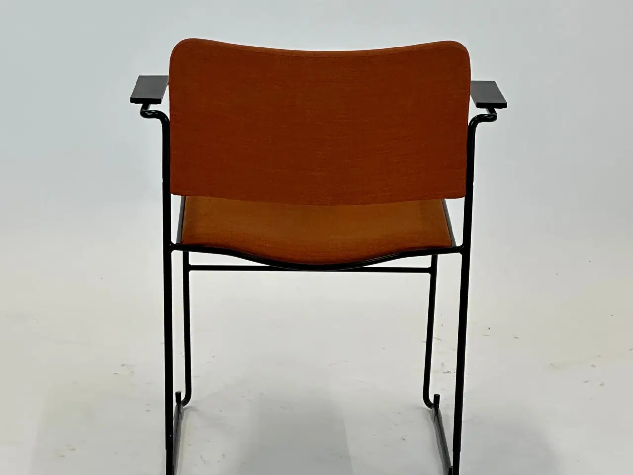 Billede 5 - 40/4 Konferencestol - Howe (Orange m. sorte armlæn)