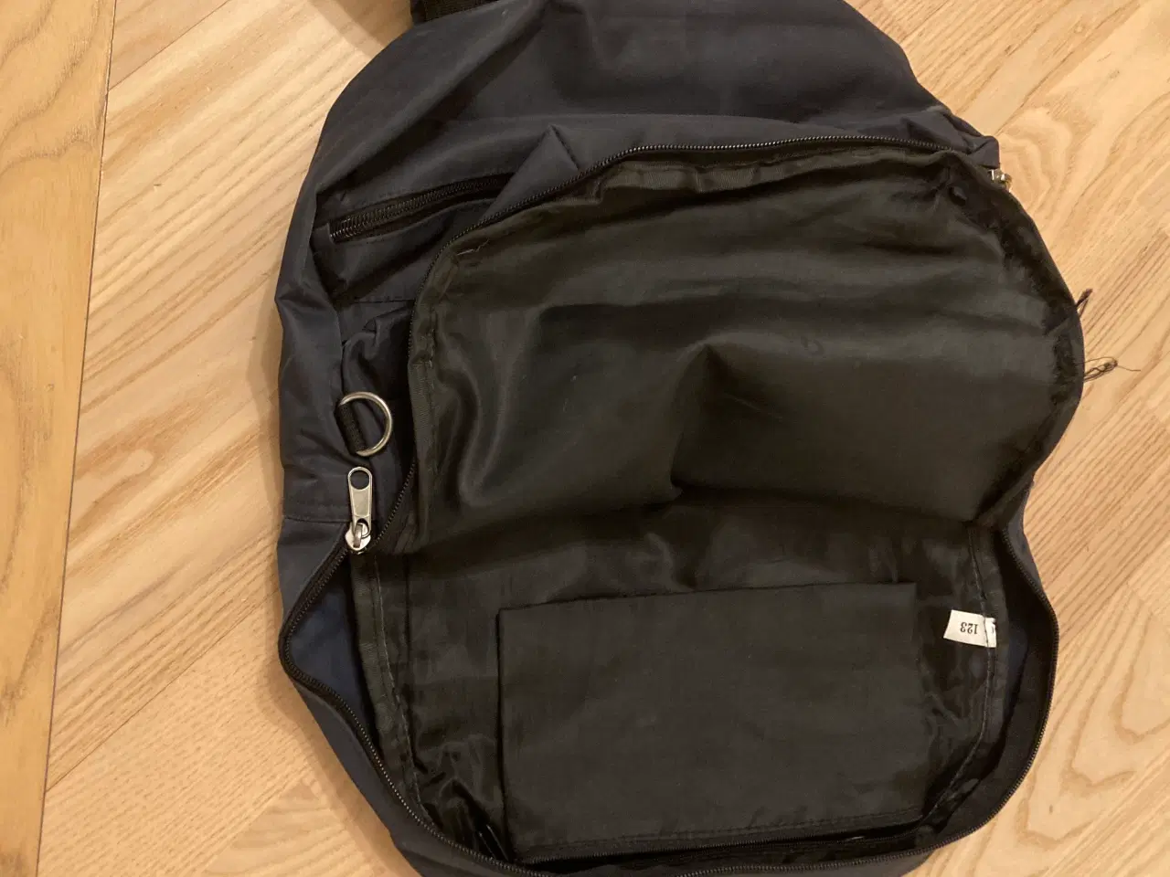 Billede 3 - Fin mørkeblå nylon rygsæk