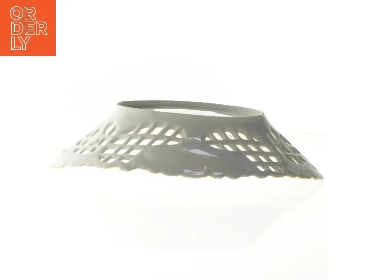 Billede 6 - Porcelænsskål med gennembrudt mønster og guldkant (str. 29 x 30 cm)