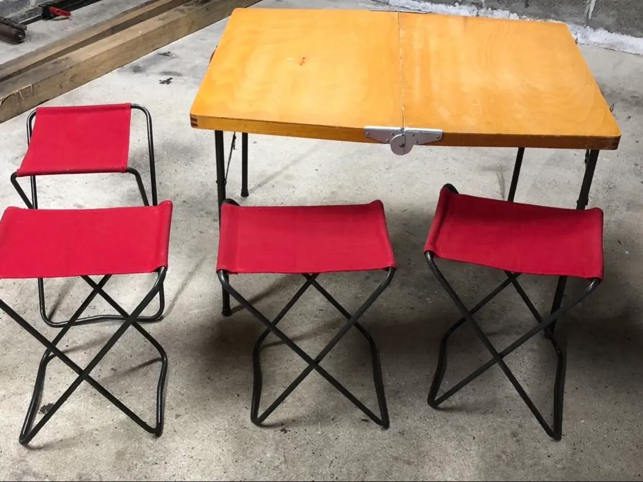 Billede 1 - Retro campingbord med 4 røde klapstole