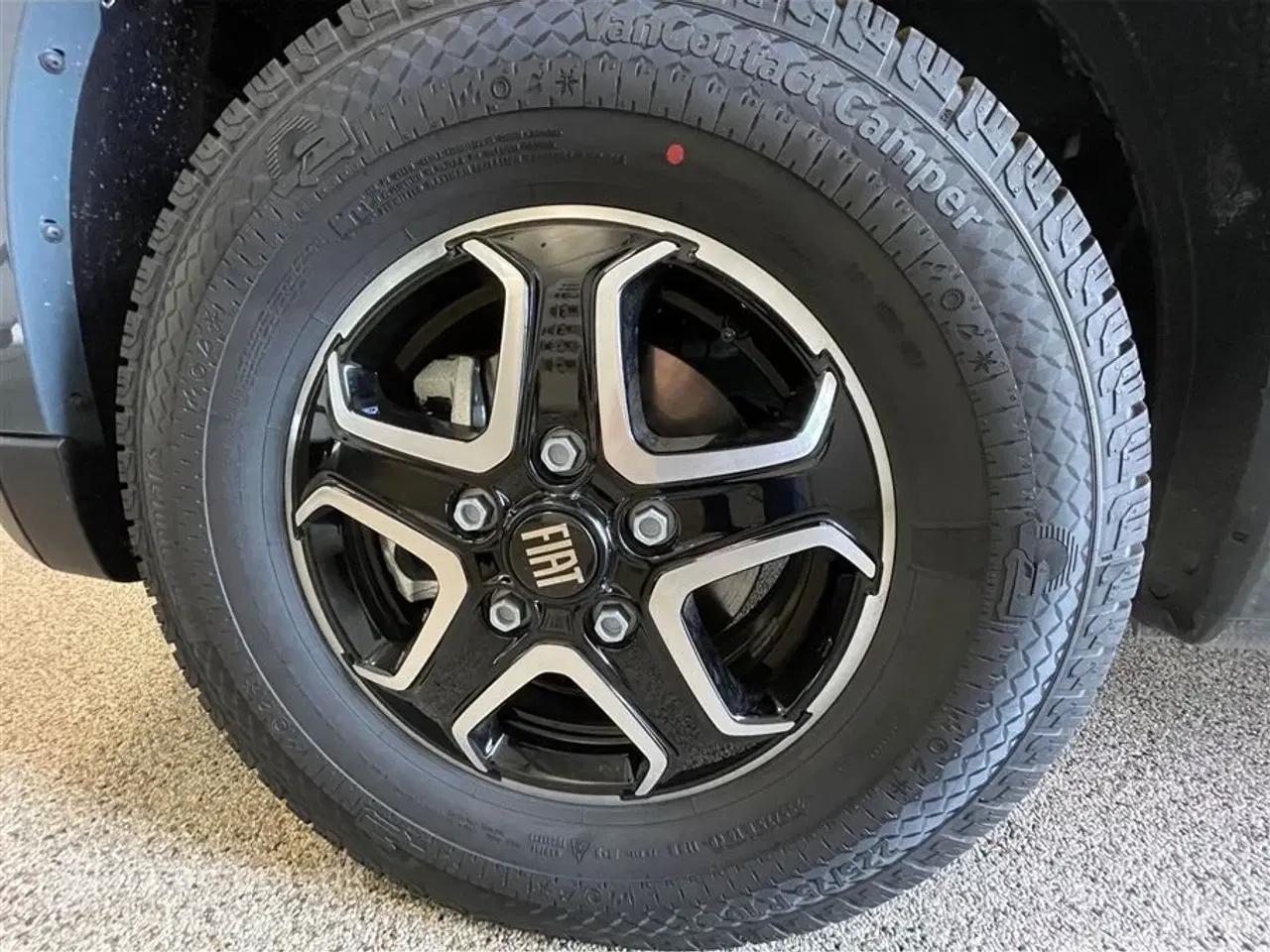 Billede 34 - 2025 - Chausson F&S Line TILBUDSPRIS kr. 931.800,- SPAR kr. 21.600,- Van som familiecamper med 5 selepladser, pop-up og masser af sovepladser på kun 5,99 m længde.