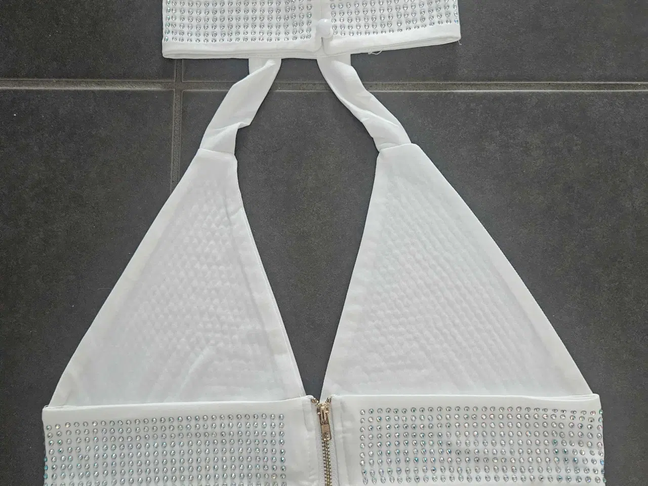 Billede 4 - Todelt sæt: Miniskørt og Halterneck Top med Rhinst