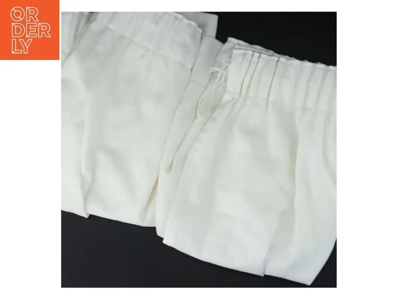 Billede 1 - Hvide gardiner (str. 64x75 cm)