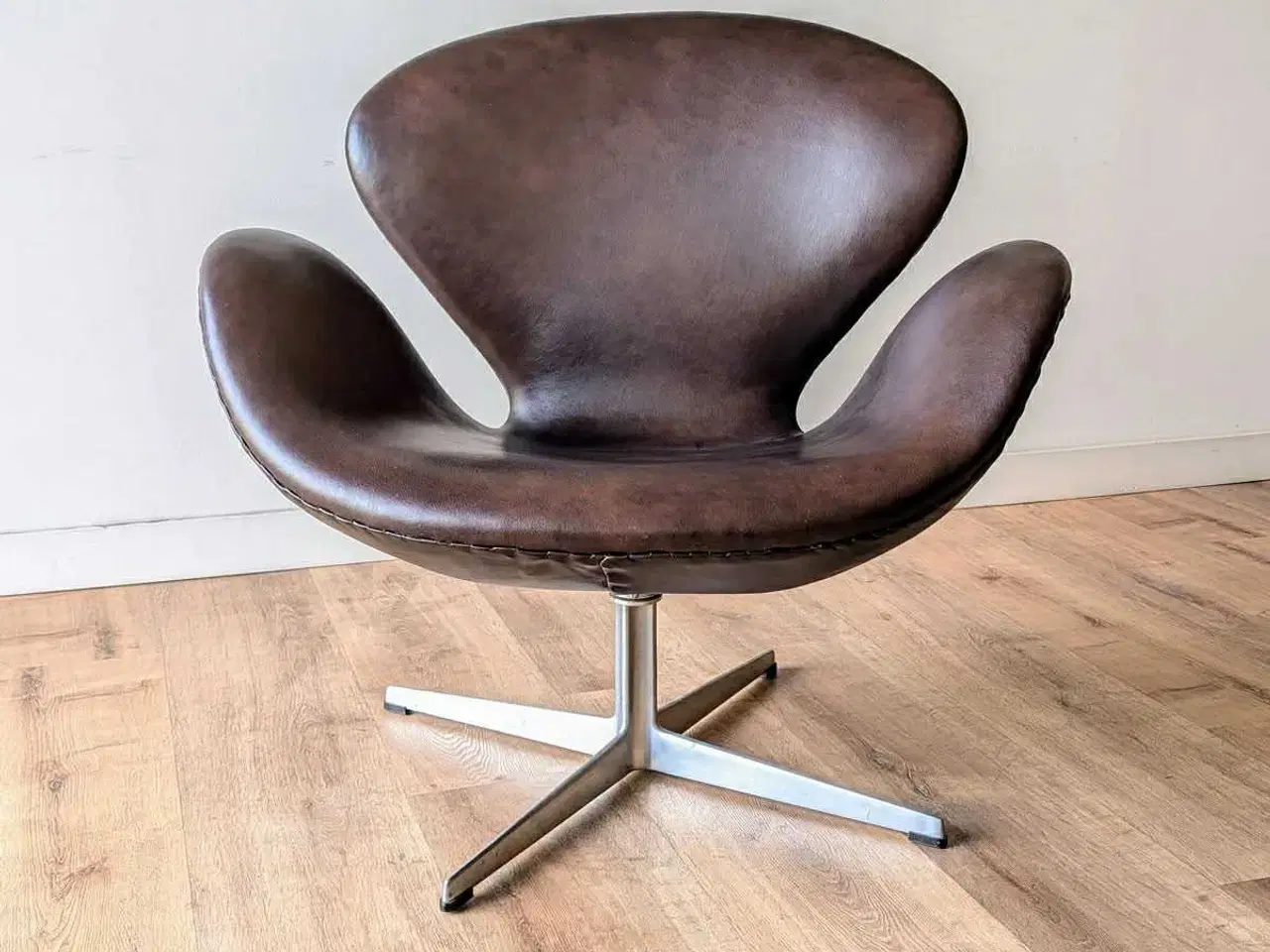 Billede 5 - Svanen lænestol i chokolade læde