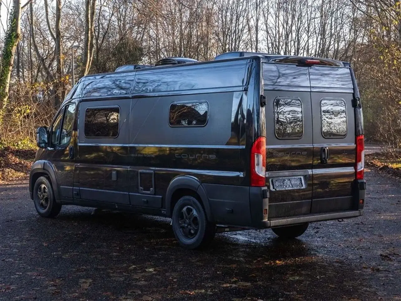 Billede 52 - 2026 - Tourne 6.4 Cruise aut. gear - Black Den originale Tourne med langsgående senge