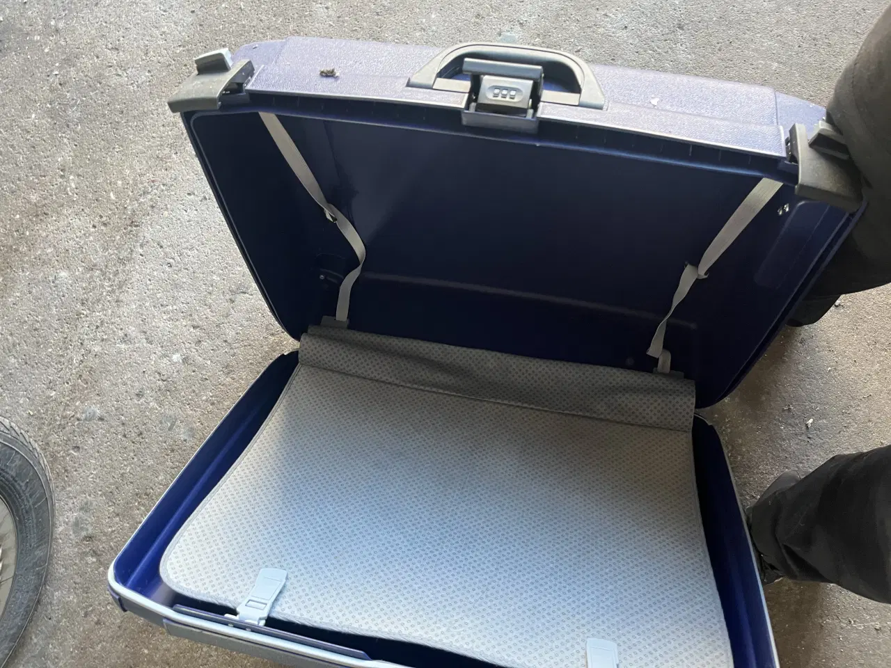 Billede 4 - Plast kuffert med kode