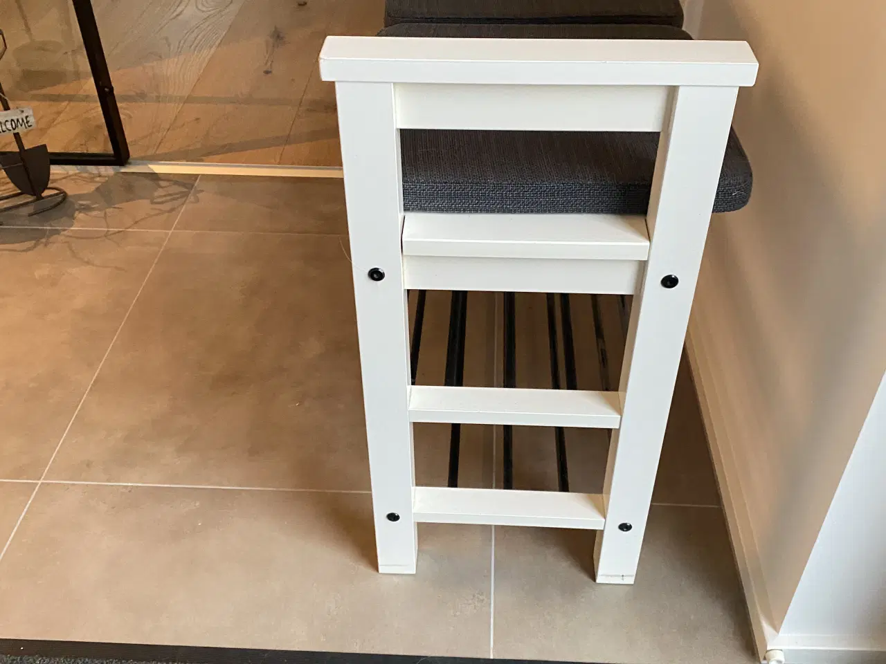 Billede 3 - Robust hvid skoreol Ikea med 2 stk grå hynder