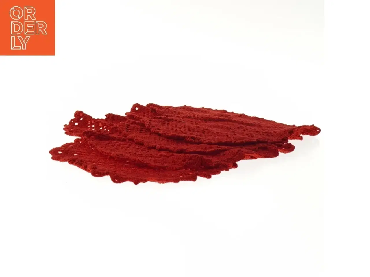 Billede 2 - 4 Røde hjerteformede hæklede dækkeservietter (str. 4 styk, 35x28 cm)