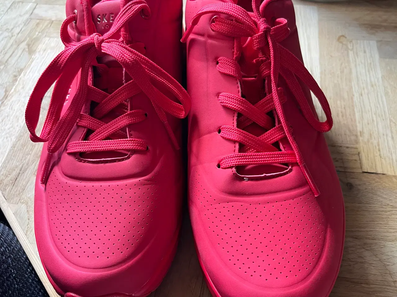 Billede 1 - Røde Skechers Sko i str 39,5