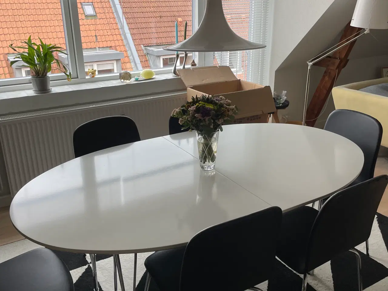 Billede 7 - Hvidt ovalt spisebord