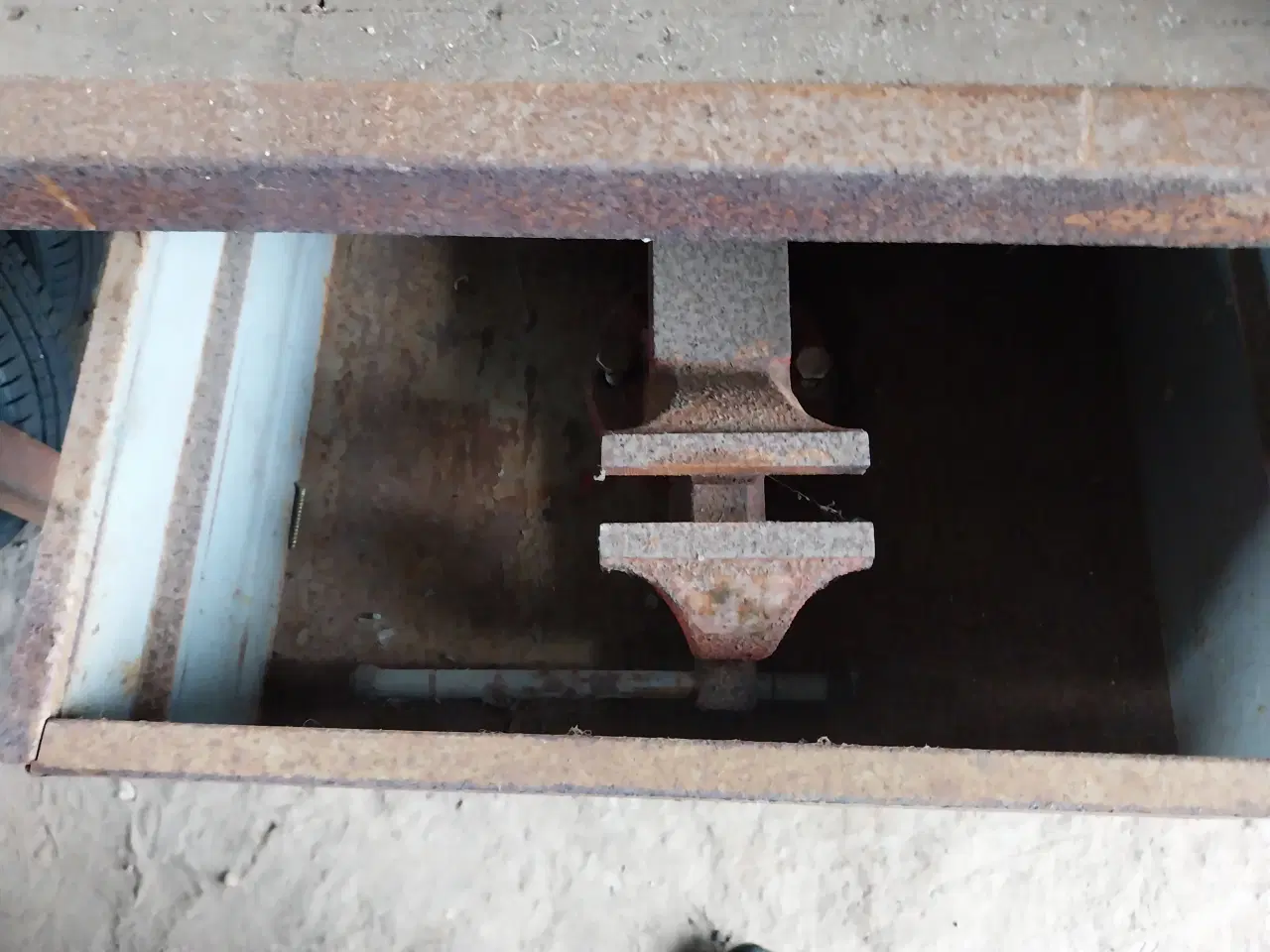 Billede 3 - værkstedsbord med skuffe og skruestik