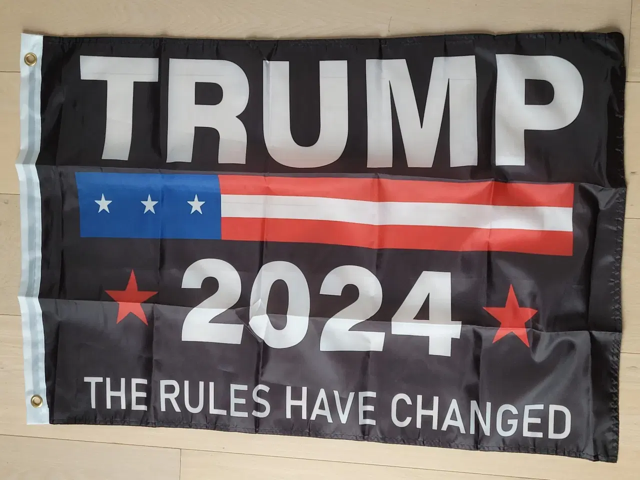 Billede 1 - 2 forskellige Trump store flag
