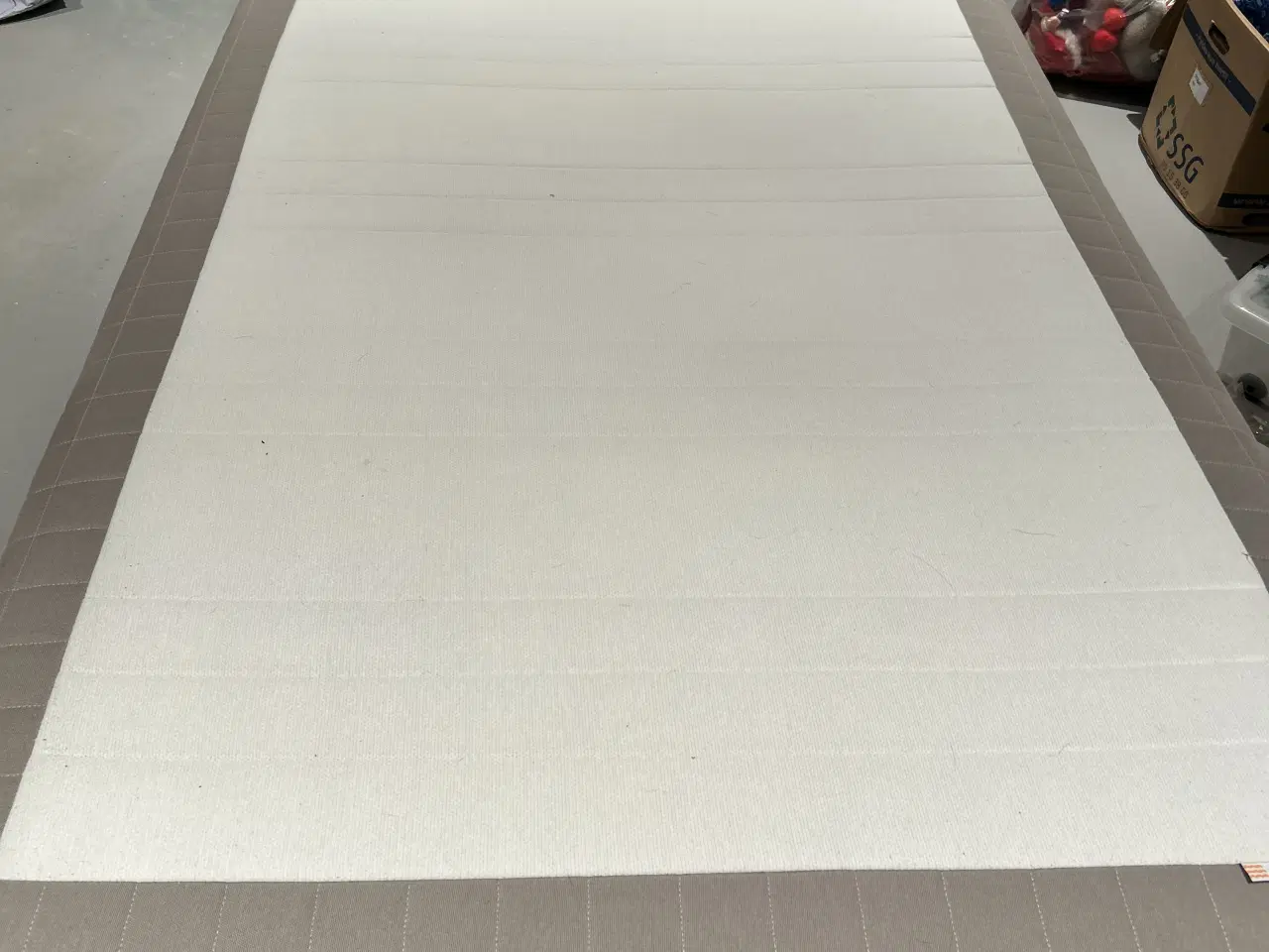 Billede 2 - Skårer boxmadras med stålben fra IKEA.