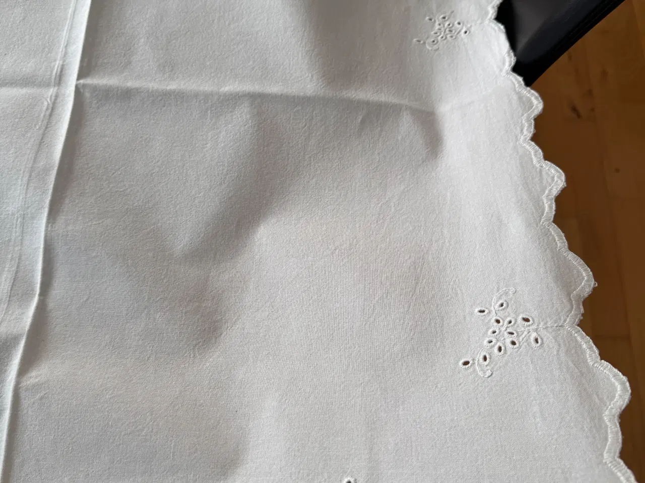Billede 2 - Flot hvid dug med Hardangerbroderi
