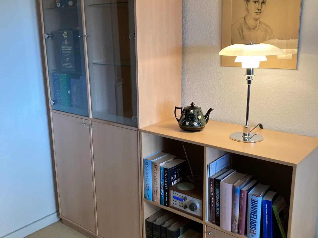 Billede 1 - Vitrineskab i lys bøg