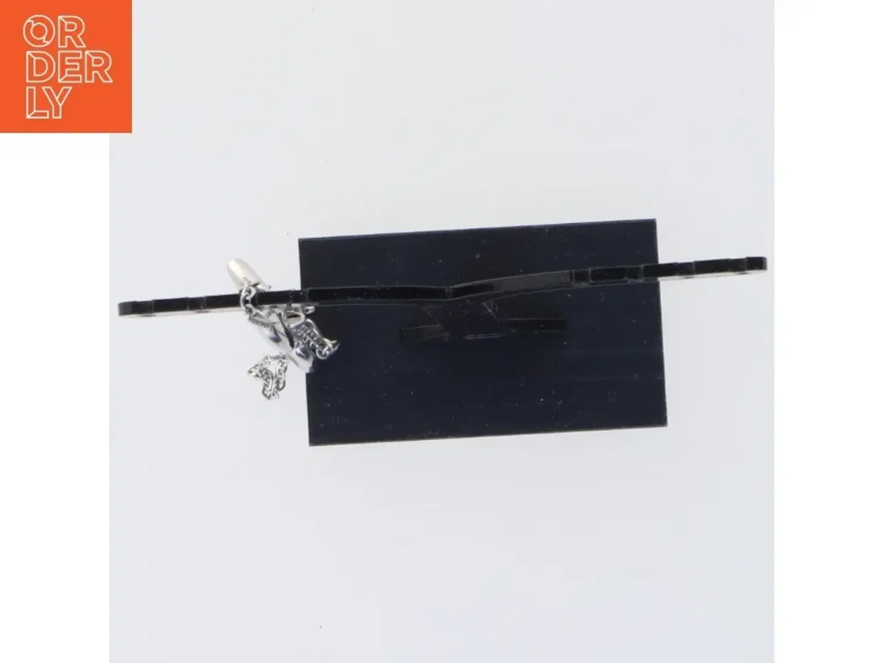 Billede 3 - Sølvfarvet armbånd med vedhæng (str. 28 cm)