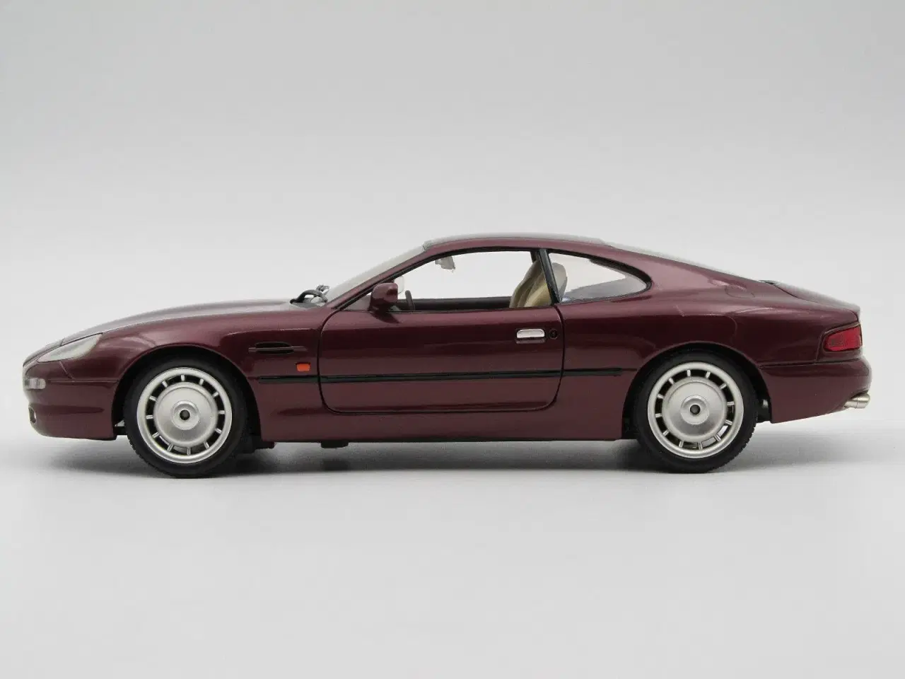 Billede 2 - 1995 Aston Martin DB7 1:18  Fremstår son