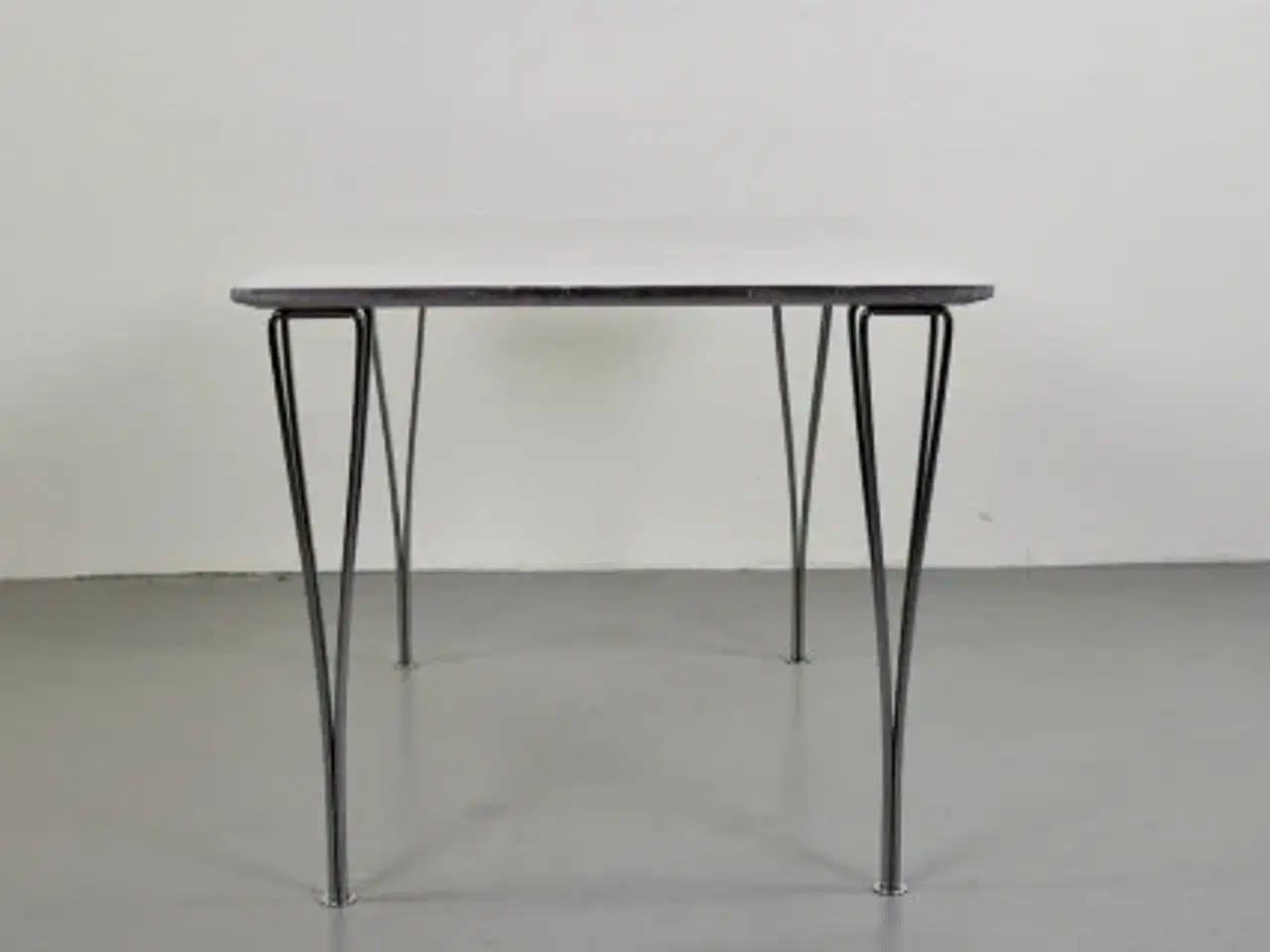 Billede 5 - Fritz hansen / piet hein bord med hvid laminat plade og stålkant