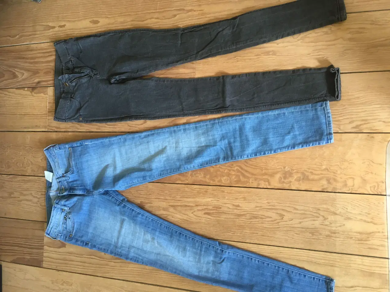 Billede 1 - 2 par jeans str 26/32 (small) 13-14 år, inkl fragt