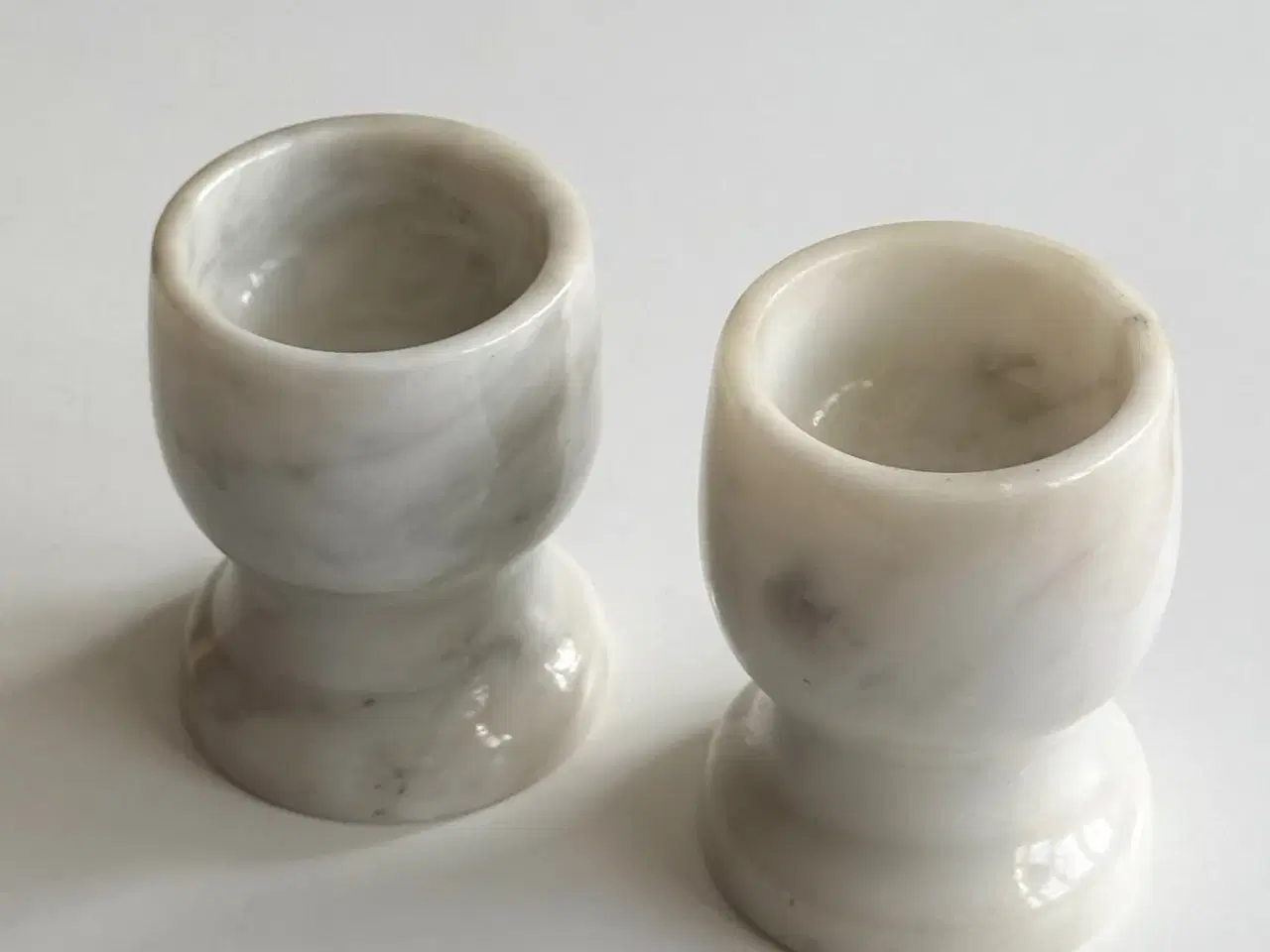 Billede 2 - Marmoræggebægre på fod, 2 stk samlet